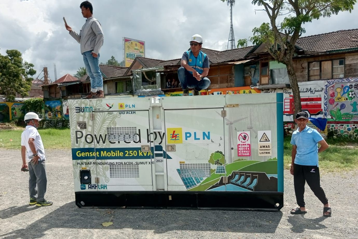 Berjibaku Petugas PLN Terangi Lokasi Bencana Aceh